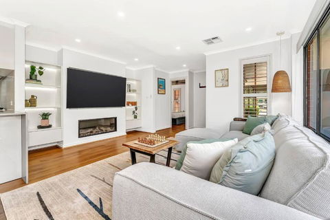 Redbrick Retreat - Generous Coastal Escape - Accommodation Rockhampton 1