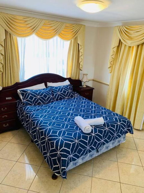 Redcliffe Villa - Accommodation Rockhampton 1