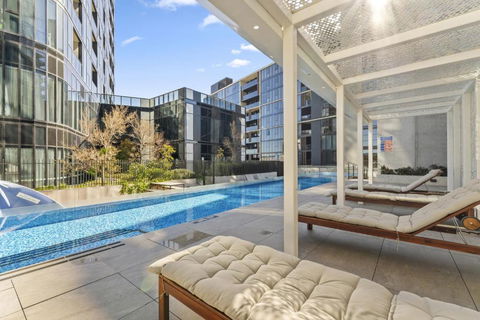 Refined 2-Bed With Luxurious Building Amenities - Accommodation Rockhampton 0