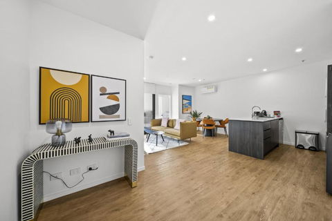 Refined 2-Bed With Luxurious Building Amenities - Accommodation Rockhampton 1