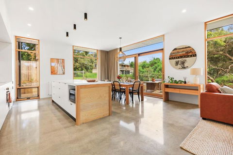 REFRESH At Lonnie - Accommodation Rockhampton 2