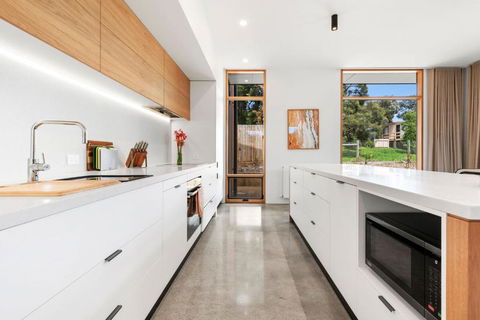 REFRESH At Lonnie - Accommodation Rockhampton 3