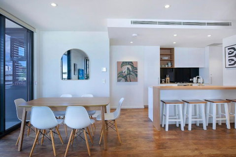 Regatta Hideaway - A Breezy Balcony Residence - Accommodation Rockhampton 2