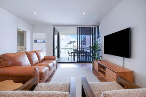 Regatta Hideaway - A Breezy Balcony Residence - Accommodation Rockhampton 0