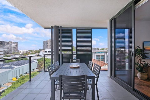 Regatta Hideaway - A Breezy Balcony Residence - Accommodation Rockhampton 1