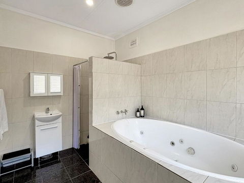 Relax At Gossan - Accommodation Rockhampton 2
