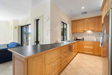 Relax On Charles St - 4A Charles Street Port Elliot - BYO Linen - Accommodation Rockhampton 3