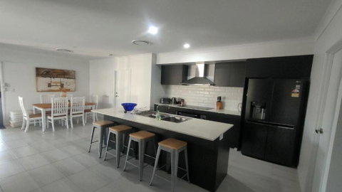 Relax Poolside By The Canal - Accommodation Rockhampton 2