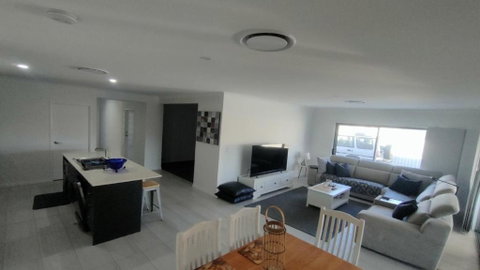 Relax Poolside By The Canal - Accommodation Rockhampton 3