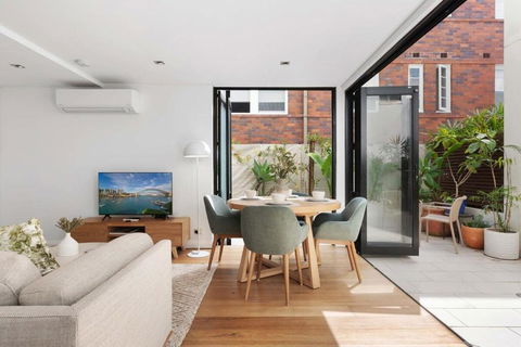 Relaxed Beachside Townhouse - Accommodation Rockhampton 1