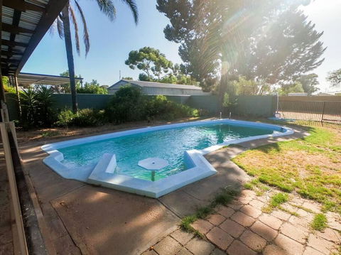Renovated 3BD With Pool And Spa Bath - Accommodation Rockhampton 0