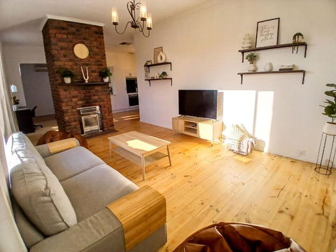 Renovated 3BD With Pool And Spa Bath - Accommodation Rockhampton 2