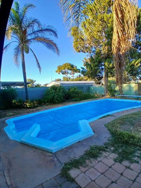 Renovated 3BD With Pool And Spa Bath - Accommodation Rockhampton 1