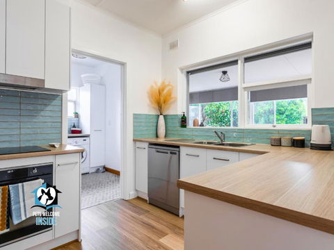 Renovated 3BR One Street To Beach - Accommodation Rockhampton 3