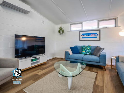 Renovated 3BR One Street To Beach - Accommodation Rockhampton 0