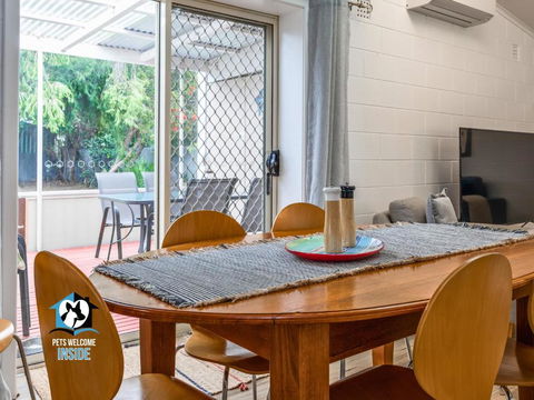 Renovated 3BR One Street To Beach - Accommodation Rockhampton 2