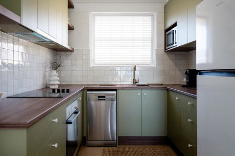 Renovated Apartment With Ocean Views - Accommodation Rockhampton 2