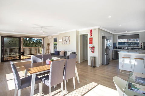 Renovated Coastal Getaway With Water Views - Accommodation Rockhampton 3