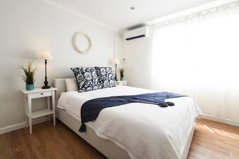 Resort-style Coastal Living With Balcony & Pool - Accommodation Rockhampton 1