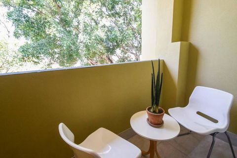 Resort-style Coastal Living With Balcony & Pool - Accommodation Rockhampton 3