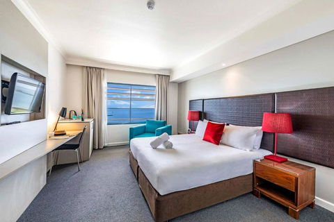 Resort Style King Pad With Sparkling Sea Views - Accommodation Rockhampton 0