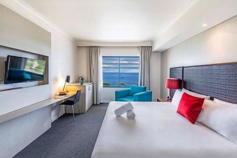 Resort Style King Pad With Sparkling Sea Views - Accommodation Rockhampton 2