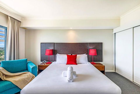 Resort Style King Pad With Sparkling Sea Views - Accommodation Rockhampton 3
