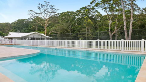 Resort Style Living With Pool, Tennis Court And Beach - Accommodation Rockhampton 1