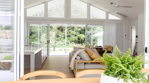 Resort Style Living With Pool, Tennis Court And Beach - Accommodation Rockhampton 2