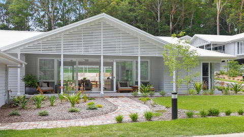 Resort Style Living With Pool, Tennis Court And Beach - Accommodation Rockhampton 3