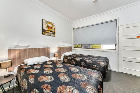 Rest Motels - Accommodation Rockhampton 0