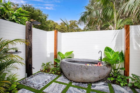 Rest Pet Friendly With Outdoor Bath 3 Mins Walk To Beach - Accommodation Rockhampton 0