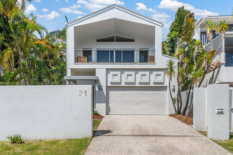 Retreat In The Heart Of Alex - 3BR Sleeps 11, Pool - Accommodation Rockhampton 0