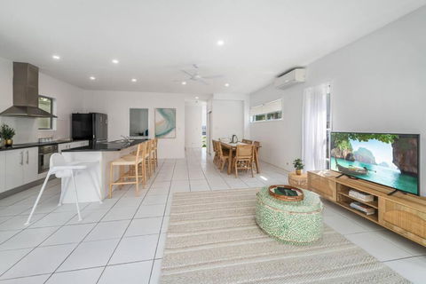 Retreat In The Heart Of Alex - 3BR Sleeps 11, Pool - Accommodation Rockhampton 1
