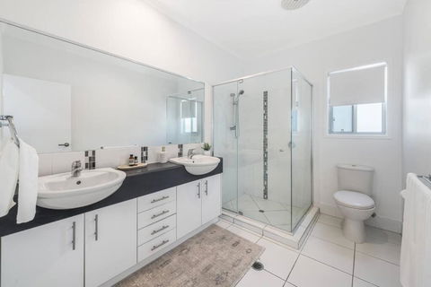 Retreat In The Heart Of Alex - 3BR Sleeps 11, Pool - Accommodation Rockhampton 2