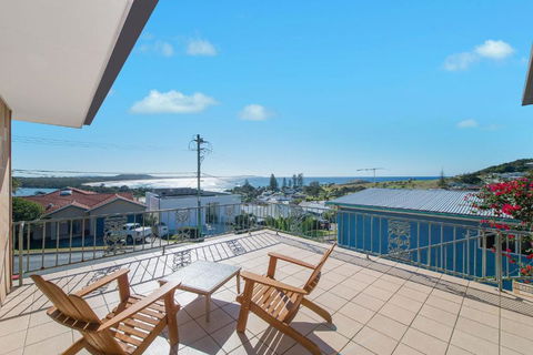 Retro Beach House - Accommodation Rockhampton 0