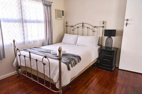 RetroRhapsody - Accommodation Rockhampton 2