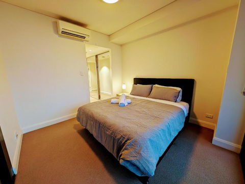 Rhodes Two Bedroom Apartment With Fantastic Water View - Accommodation Rockhampton 1