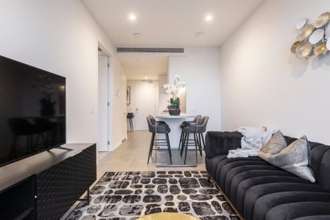 Ritzy Apartment In Iconic Australia 108 With Views - Accommodation Rockhampton 2