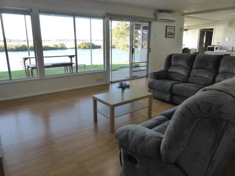 Riverfront Holiday House - Accommodation Rockhampton 0