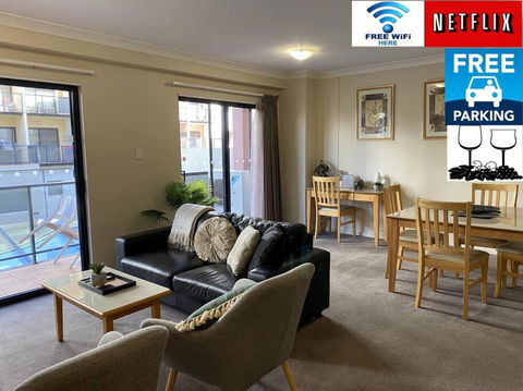 RIVERSIDE CITY VIEW PARKING NETFLIX WIFI WINE FREE - Accommodation Rockhampton 0