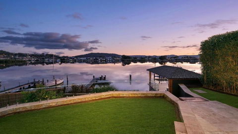 Riverside Retreat - Absolute Waterfront - Accommodation Rockhampton 1