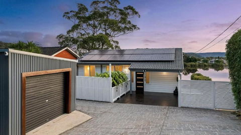 Riverside Retreat - Absolute Waterfront - Accommodation Rockhampton 2