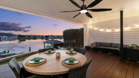 Riverside Retreat - Absolute Waterfront - Accommodation Rockhampton 3
