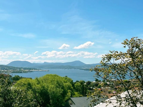 Riveting House With Incredible Water-view At SandyBay - Accommodation Rockhampton 2