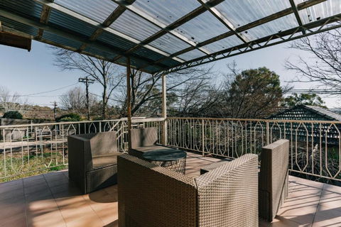 Restful Canberra Retreat In Spacious Terrace Home - Accommodation Rockhampton 2