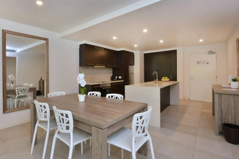 Resort-style Swim Out - A True Tropical Oasis - Accommodation Rockhampton 3