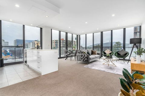 Roomy 2BR 2BA City-Centre Apt - Accommodation Rockhampton 0