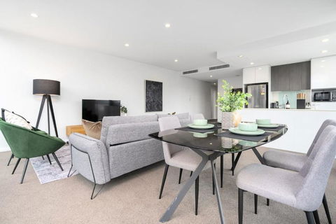 Roomy 2BR 2BA City-Centre Apt - Accommodation Rockhampton 1