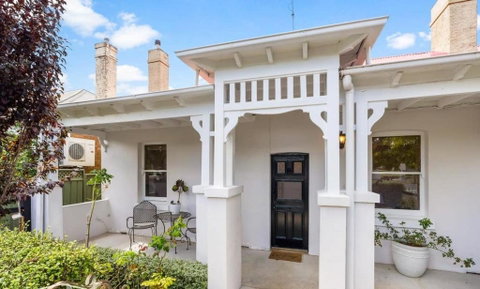Roseland Cottage - CBD Heritage - Accommodation Rockhampton 0